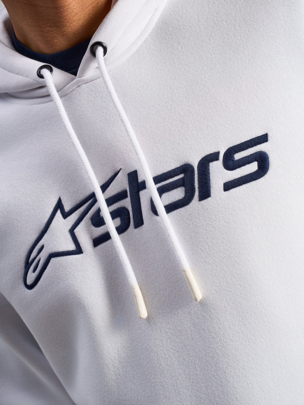 Felpa con cappuccio Alpinestars Blaze V3, White Navy, primo piano del petto con stampa del logo frontale blu navy e cordoncini bianchi con punte intinte, streetwear casual motorsport