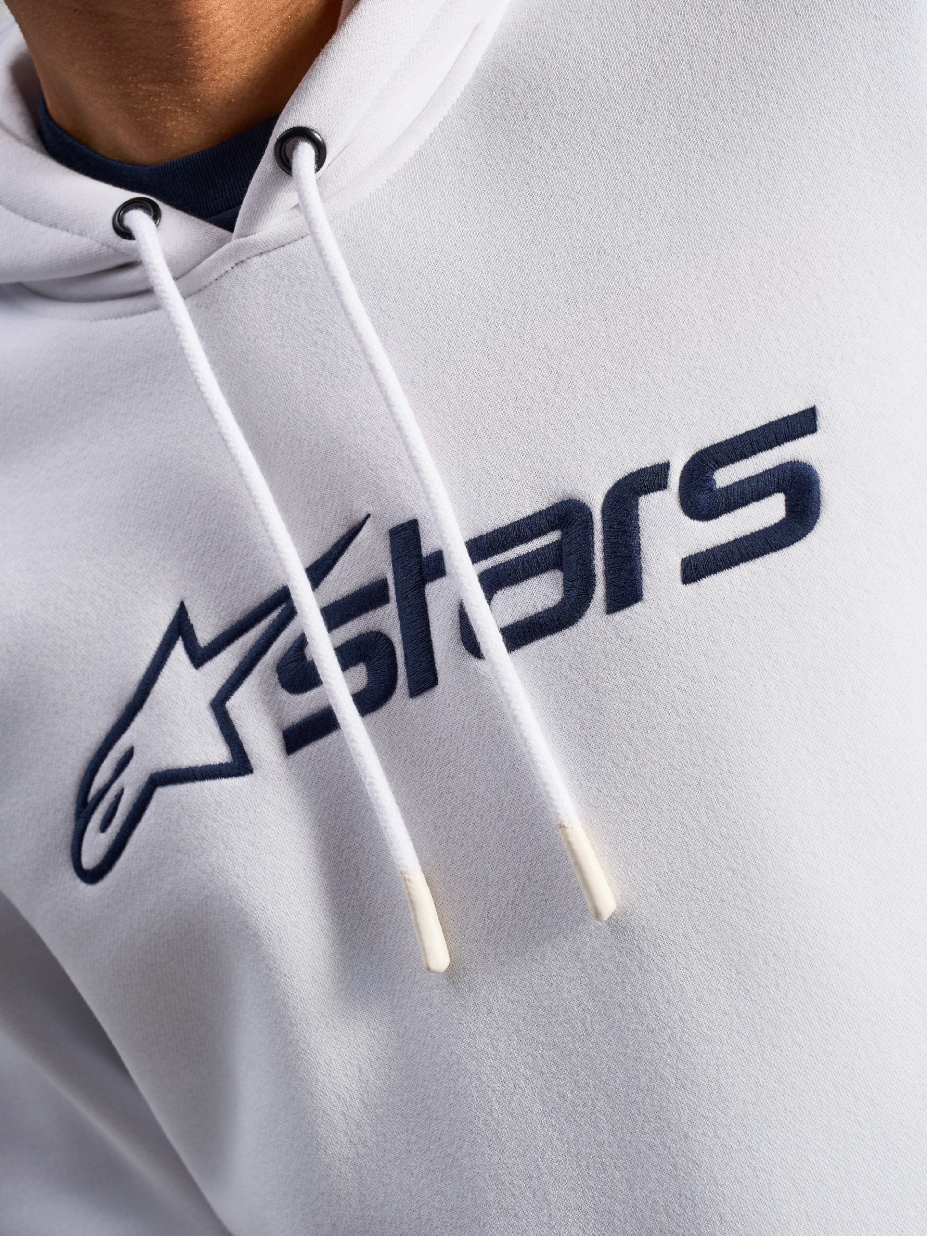 Felpa con cappuccio Alpinestars Blaze V3, White Navy, primo piano del petto con stampa del logo frontale blu navy e cordoncini bianchi con punte intinte, streetwear casual motorsport