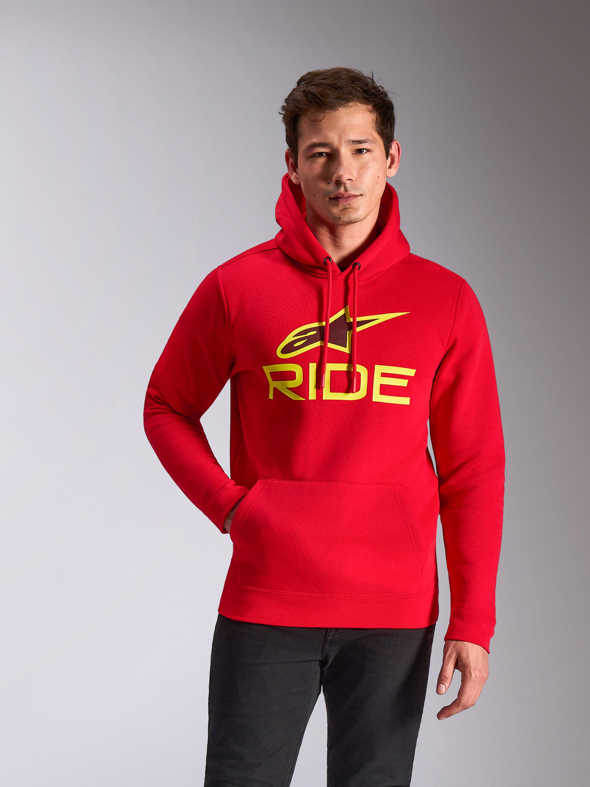 Alpinestars Ride V3 Hoodie, felpa con cappuccio rossa con logo giallo Hi-Vis, modello pullover in pile con grafica 'RIDE' e logo A-star, tasca a marsupio, abbigliamento casual motorsport streetwear