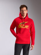 Alpinestars Ride V3 Hoodie, felpa con cappuccio rossa con logo giallo Hi-Vis, modello pullover in pile con grafica 'RIDE' e logo A-star, tasca a marsupio, abbigliamento casual motorsport streetwear