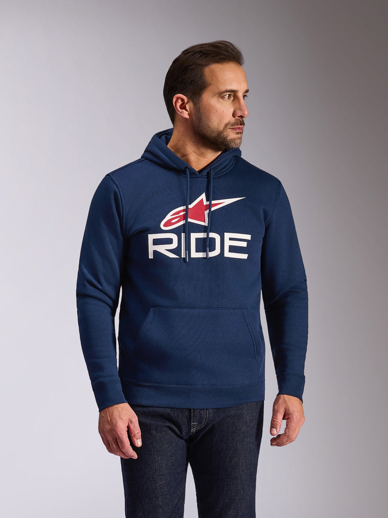 Alpinestars Ride V3 Hoodie, felpa casual blu navy, con logo RIDE bianco e stella Alpinestars rossa, cappuccio foderato in jersey con cordini, tasca a marsupio anteriore, streetwear moderno ispirato al motorsport