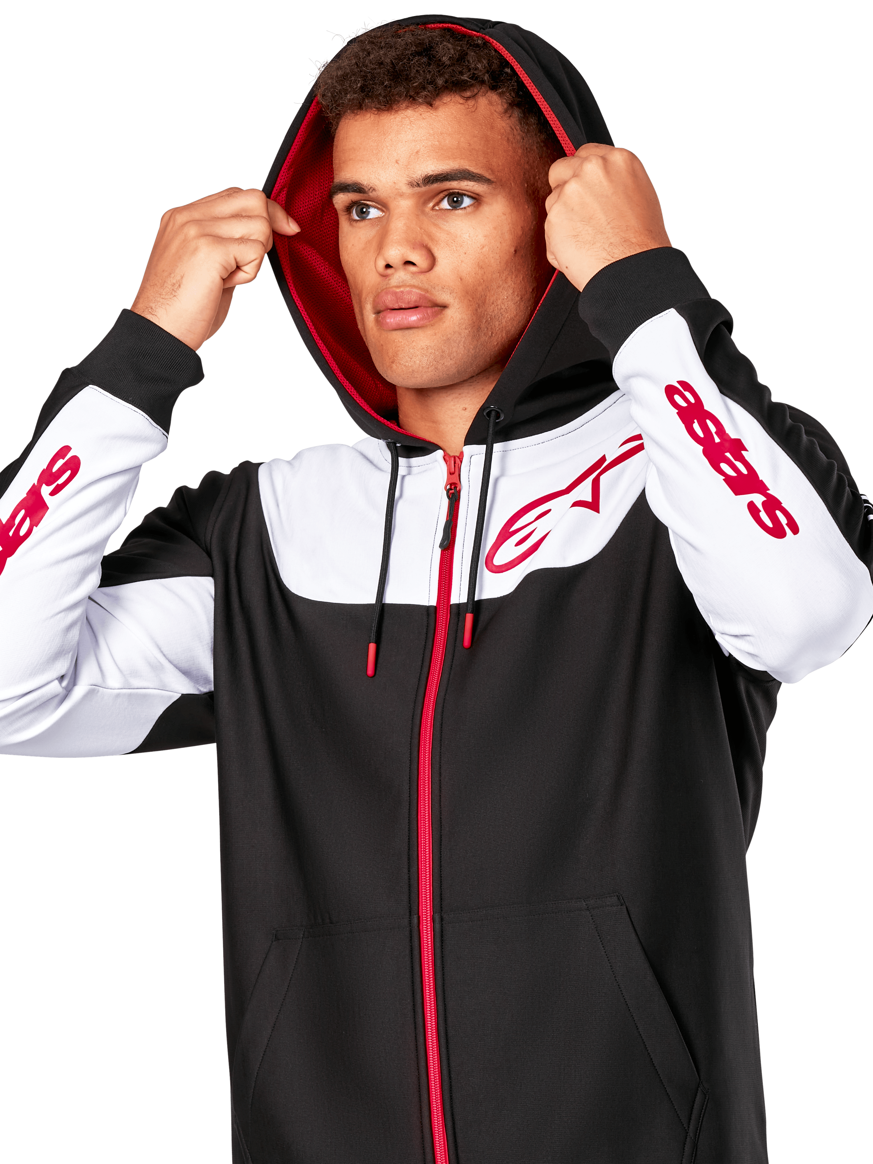 Alpinestars Sessions V3 Hoodie, felpa con cappuccio e zip anteriore, nero, bianco e rosso, indossata da un uomo con il cappuccio alzato, loghi Alpinestars rossi sul petto e sulle maniche, streetwear casual da motorsport