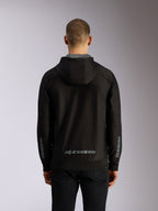 Alpinestars Sessions V3 Hoodie, vista posteriore, felpa nera con cappuccio e zip con scritta Alpinestars grigia sulla parte inferiore della schiena, logo Astars sulle maniche, orlo e polsini a coste, streetwear casual a tema motorsport