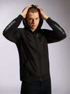 Alpinestars Sessions V3 Hoodie, felpa nera con zip integrale, logo Astars grigio sugli avambracci, cappuccio foderato in rete con cordini dalle punte rosse, streetwear casual ispirato al motorsport