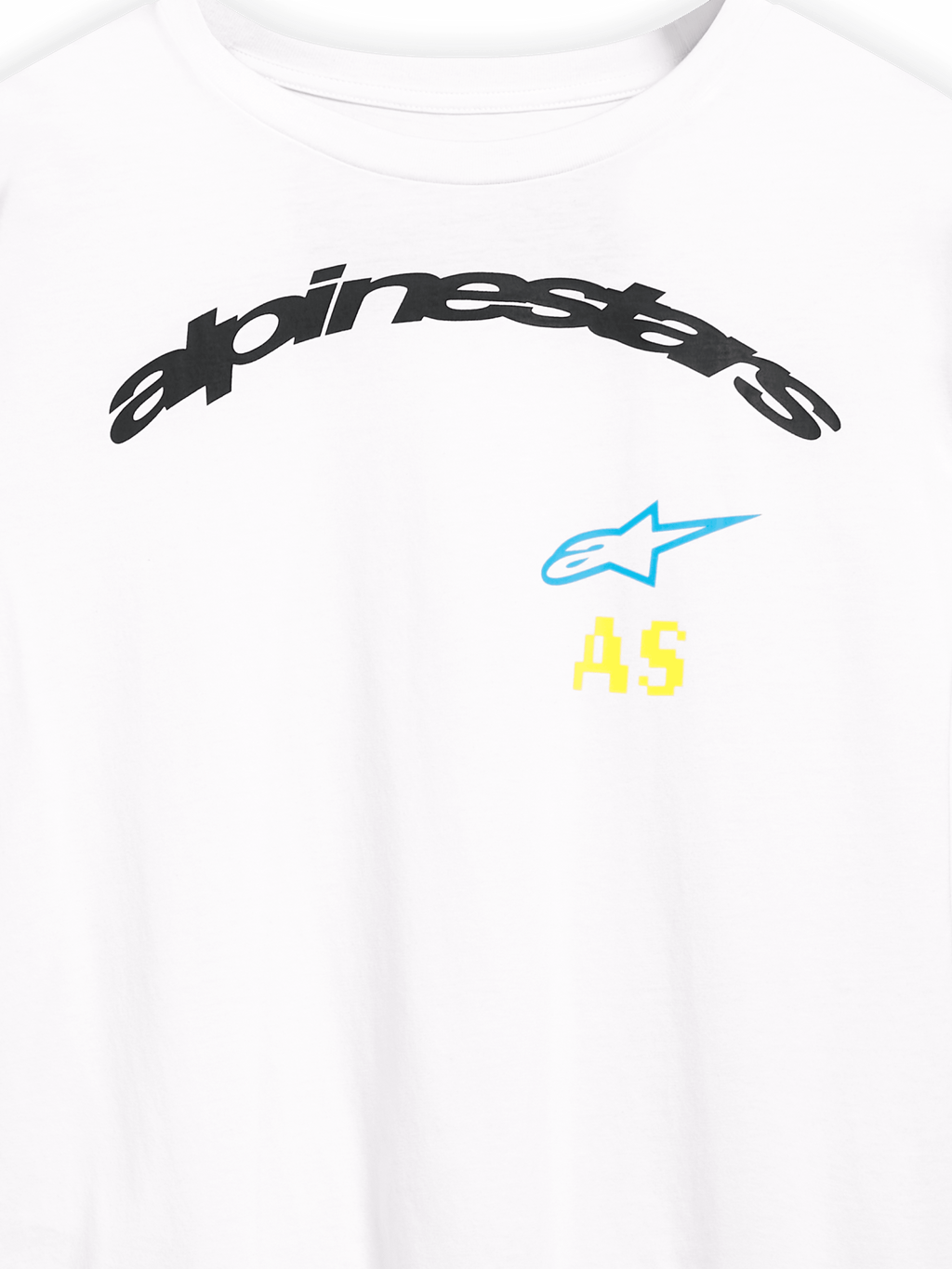 Maglietta a maniche lunghe Alpinestars Brundo CSF, primo piano della grafica sul petto, bianca, logo Alpinestars nero ad arco con stella blu e iniziali AS gialle, abbigliamento sportivo casual