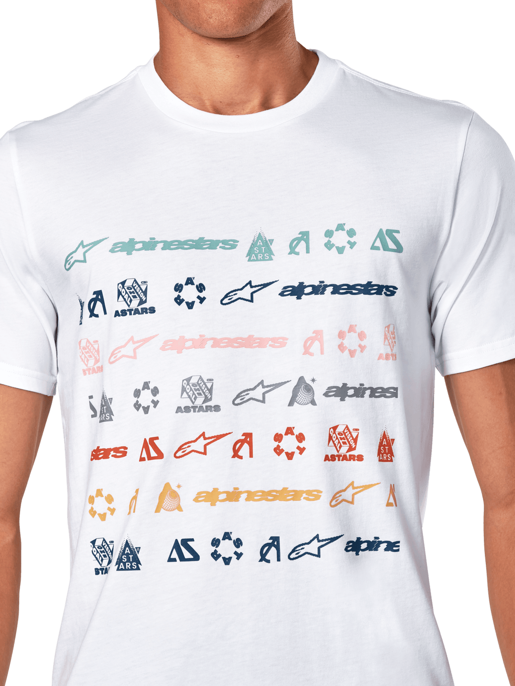 Alpinestars Glyfs CSF Tee, t-shirt a maniche corte, bianca, caratterizzata da più file di loghi e simboli Alpinestars colorati in una stampa grafica a righe, streetwear casual ispirato al motorsport
