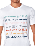 Alpinestars Glyfs CSF Tee, t-shirt a maniche corte, bianca, caratterizzata da più file di loghi e simboli Alpinestars colorati in una stampa grafica a righe, streetwear casual ispirato al motorsport