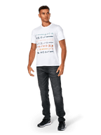 T-shirt Alpinestars Glyfs CSF, maglietta a maniche corte, bianca, con grafica a righe multi-logo sul davanti, indossata con jeans grigio scuro e sneakers nere, abbigliamento sportivo casual ispirato al motorsport