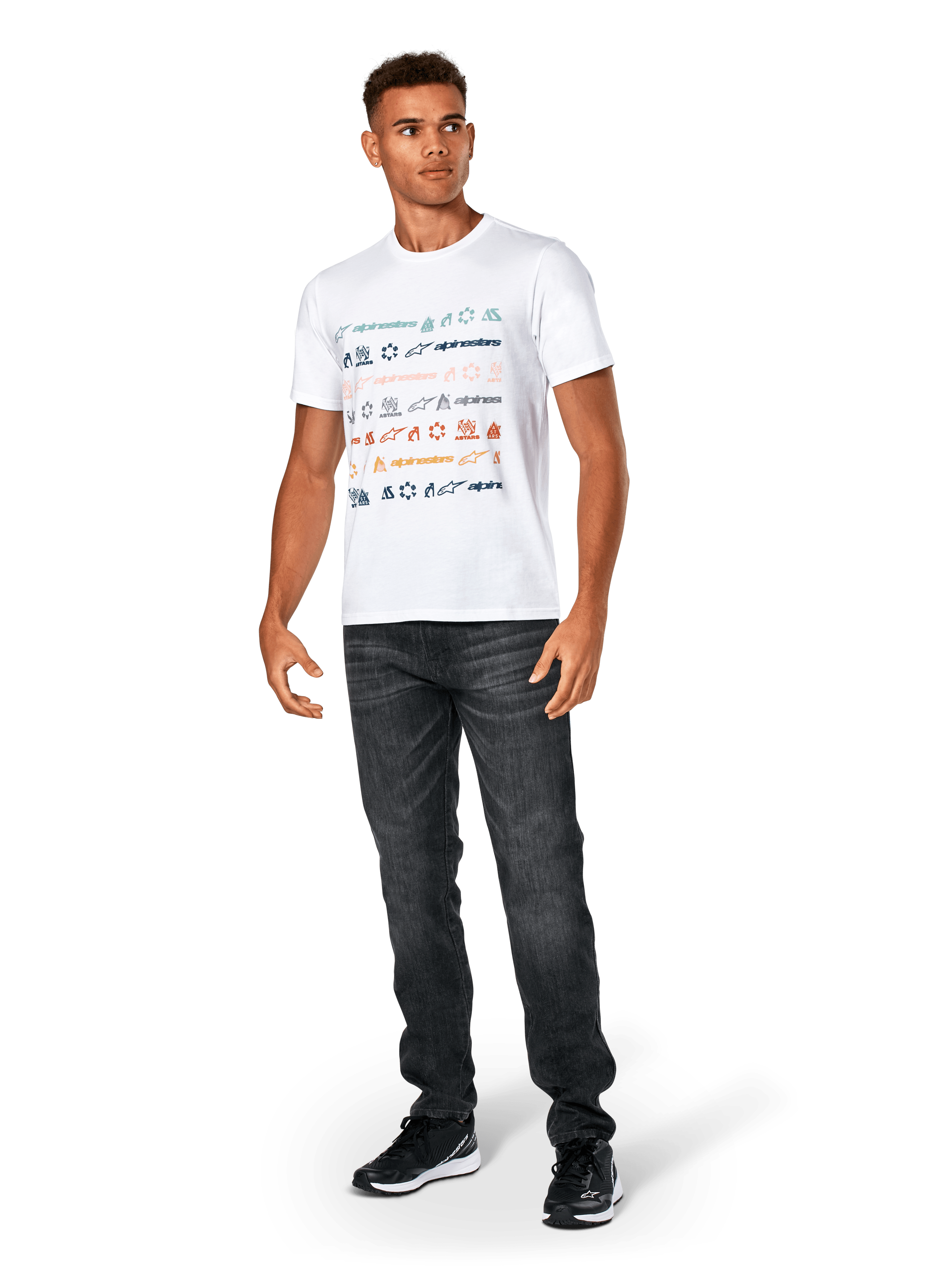 T-shirt Alpinestars Glyfs CSF, maglietta a maniche corte, bianca, con grafica a righe multi-logo sul davanti, indossata con jeans grigio scuro e sneakers nere, abbigliamento sportivo casual ispirato al motorsport