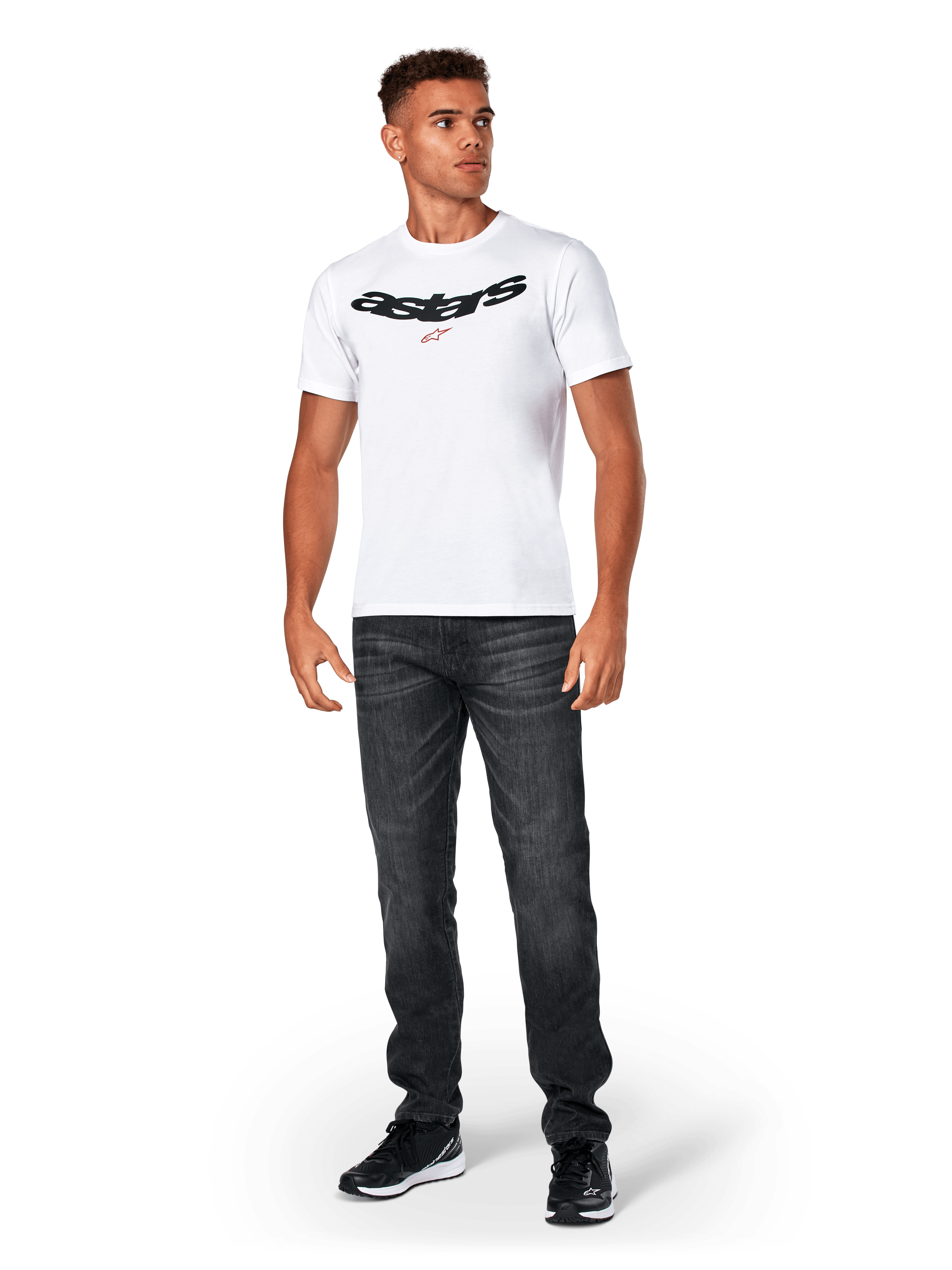 Alpinestars Elliptic CSF Tee, maglietta a maniche corte, bianca, logo Astars arcuato nero con simbolo della stella arancione, indossata da un modello con jeans neri e sneakers, streetwear casual motorsport