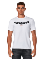 Alpinestars Elliptic CSF Tee, t-shirt bianca a maniche corte indossata da un modello, logo Astars arcuato nero con grafica a stella rossa sul petto, abbigliamento casual motorsport