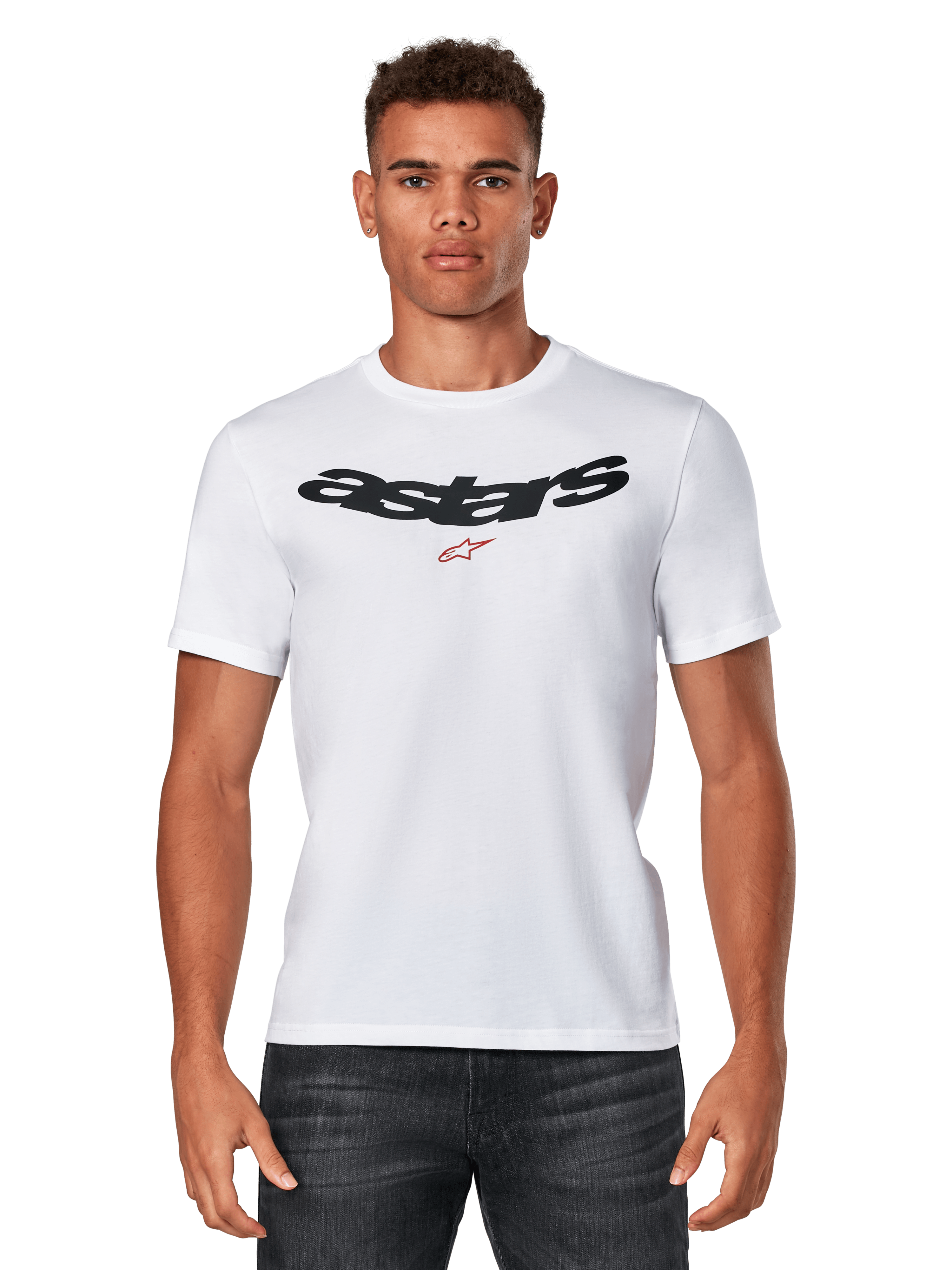 Alpinestars Elliptic CSF Tee, t-shirt bianca a maniche corte indossata da un modello, logo Astars arcuato nero con grafica a stella rossa sul petto, abbigliamento casual motorsport