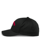 Alpinestars Arcstars Hat, cappello da baseball nero, profilo laterale, visiera curva e corona strutturata, con logo ricamato in 3D rosso, abbigliamento sportivo casual
