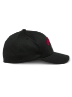 Alpinestars Arcstars Hat, berretto da baseball nero, vista di profilo, visiera curva con corona strutturata, tessuto twill elasticizzato, dettagli ricamati in rosso e bianco, copricapo casual ispirato al motorsport