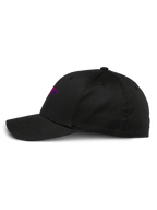 Cappello Alpinestars Setting, nero, vista laterale di profilo, visiera curva con corona strutturata, logo viola ricamato in 3D a gradazione, cappello da baseball casual in twill elasticizzato