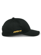 Cappello Alpinestars Sessionized, vista laterale di cappellino snapback nero, ricamo piatto astars oro sul lato, corona strutturata con visiera curva, copricapo casual ispirato al motorsport