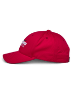 Cappello Profile Alpinestars, vista laterale rossa, corona strutturata con visiera curva, twill 100% cotone, logo ricamato bianco e nero, copricapo casual da motorsport