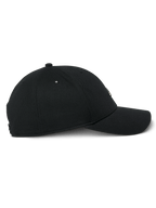 Alpinestars Metal Logo Hat, nero, vista laterale di profilo di un cappellino snapback con visiera curva, corona strutturata in tessuto mini piqué e badge logo in metallo modellato 3D, streetwear casual motorsport