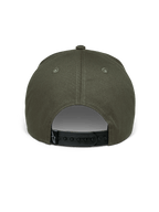 Cappello Alpinestars Canyon, verde militare, vista posteriore con chiusura snapback regolabile nera, corona strutturata in tessuto twill di cotone, piccola etichetta tessuta nera con logo Astars bianco, copricapo casual da motorsport