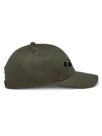 Cappello Alpinestars Canyon, vista laterale, verde militare, corona strutturata con visiera curva, logo Astars ricamato con riempimento camouflage, streetwear casual ispirato al motorsport