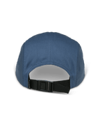 Alpinestars Peasy Hat, cappello jockey a 5 pannelli, blu, vista posteriore con cinturino regolabile con fibbia a clip nera e corona non strutturata, tessuto in twill, streetwear casual ispirato al motorsport