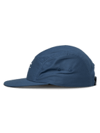 Cappello Alpinestars Peasy, cappello jockey a 5 pannelli, blu, vista laterale di profilo, visiera piatta, corona non strutturata, tessuto in twill, copricapo casual ispirato al motorsport