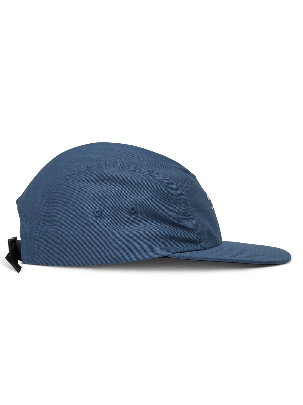 Alpinestars Peasy Hat, cappello jockey a 5 pannelli, blu, vista laterale con visiera piatta e corona non strutturata, tessuto twill con occhielli di ventilazione, chiusura con fibbia a clip, sportswear casual