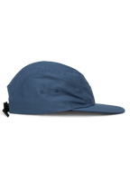 Alpinestars Peasy Hat, cappello jockey a 5 pannelli, blu, vista laterale con visiera piatta e corona non strutturata, tessuto twill con occhielli di ventilazione, chiusura con fibbia a clip, sportswear casual