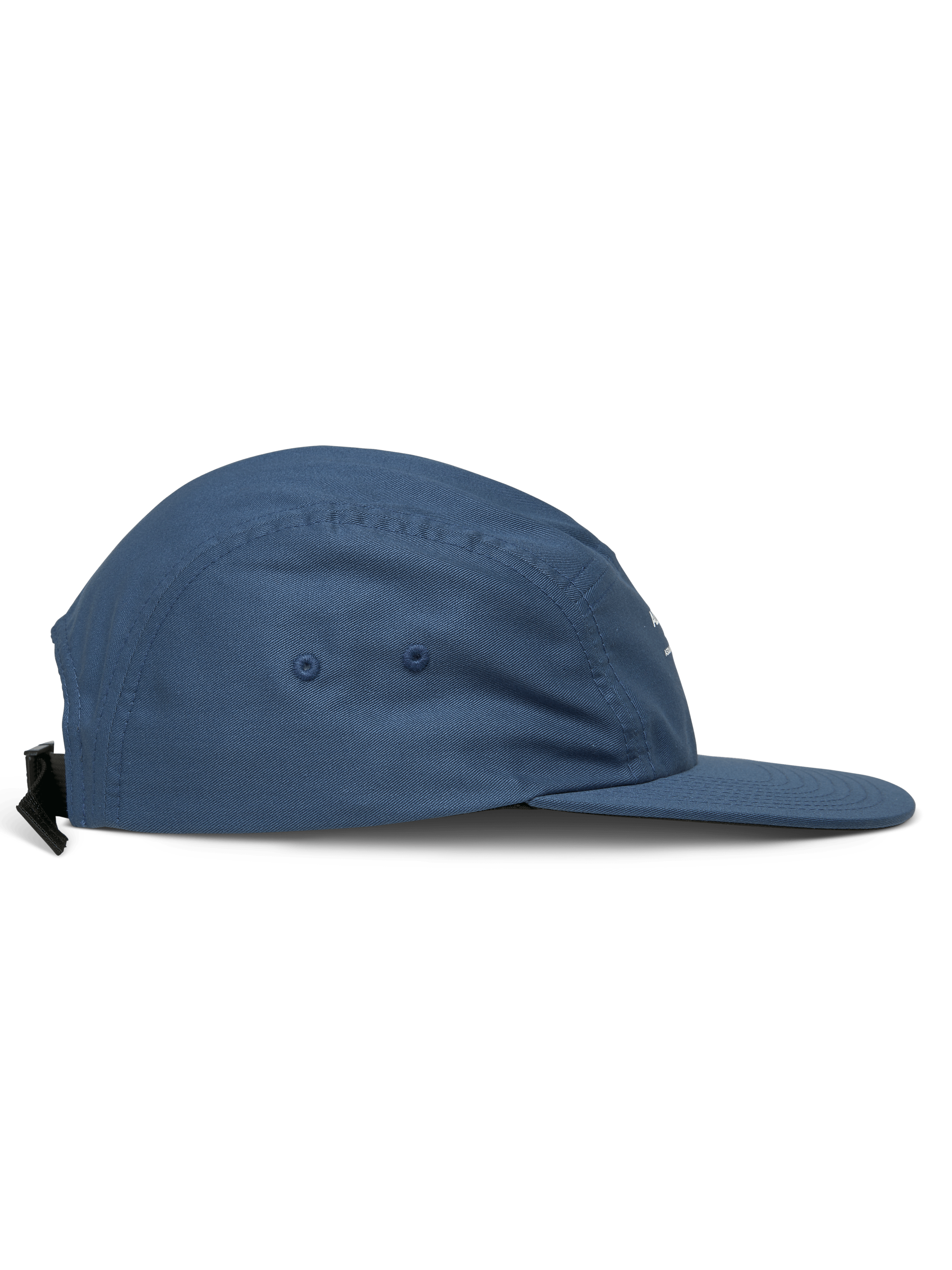 Alpinestars Peasy Hat, cappello jockey a 5 pannelli, blu, vista laterale con visiera piatta e corona non strutturata, tessuto twill con occhielli di ventilazione, chiusura con fibbia a clip, sportswear casual