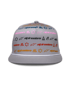 Cappello Alpinestars Glphy, snapback grigio con visiera piatta, corona strutturata con stampa orizzontale di loghi multicolore, rifinitura con corda bianca sulla visiera, copricapo casual ispirato al motorsport