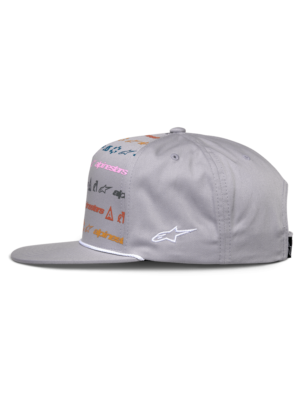 Cappello Alpinestars Glphy, cappello snapback grigio, vista laterale, visiera piatta con dettaglio a corda bianca, stampa multi-logo colorata sulla parte frontale e logo bianco ricamato lateralmente, streetwear casual motorsport