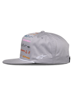 Cappello Alpinestars Glphy, cappello snapback grigio, vista laterale, visiera piatta con dettaglio a corda bianca, stampa multi-logo colorata sulla parte frontale e logo bianco ricamato lateralmente, streetwear casual motorsport