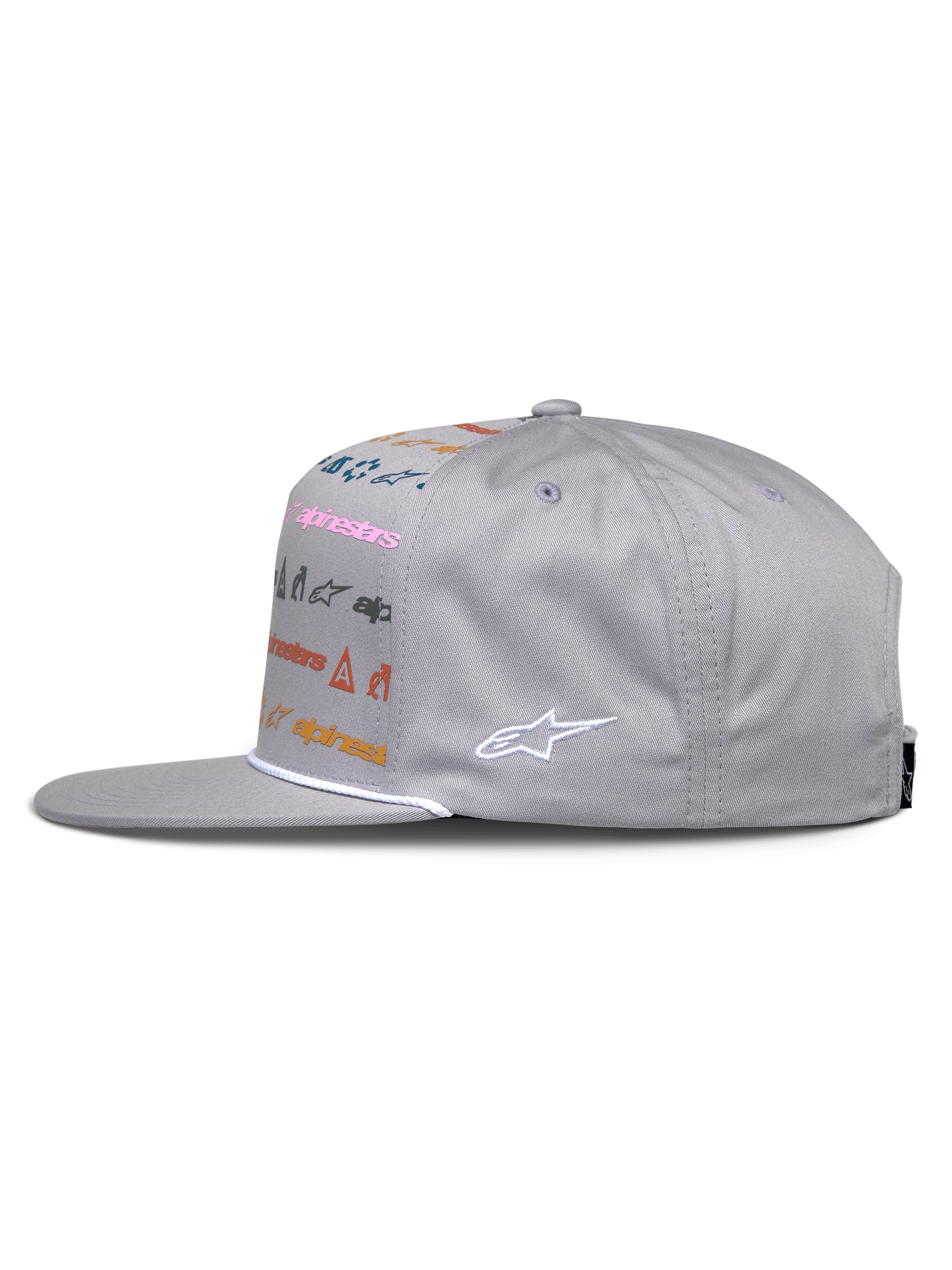 Cappello Alpinestars Glphy, cappello snapback grigio, vista laterale, visiera piatta con dettaglio a corda bianca, stampa multi-logo colorata sulla parte frontale e logo bianco ricamato lateralmente, streetwear casual motorsport