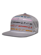 Alpinestars Glphy Hat, cappellino snapback grigio con visiera piatta, design con stampa multi-logo colorata in rosa, blu, rosso e arancione, rifinitura con cordoncino bianco sopra la visiera, corona strutturata con logo a stella ricamato lateralmente