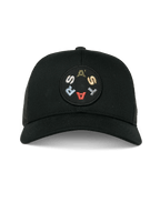 Alpinestars Gambit Trucker Hat, nero, vista frontale con patch circolare ricamata e scritta ASTARS colorata, visiera curva e retro in rete, copricapo casual ispirato al motorsport