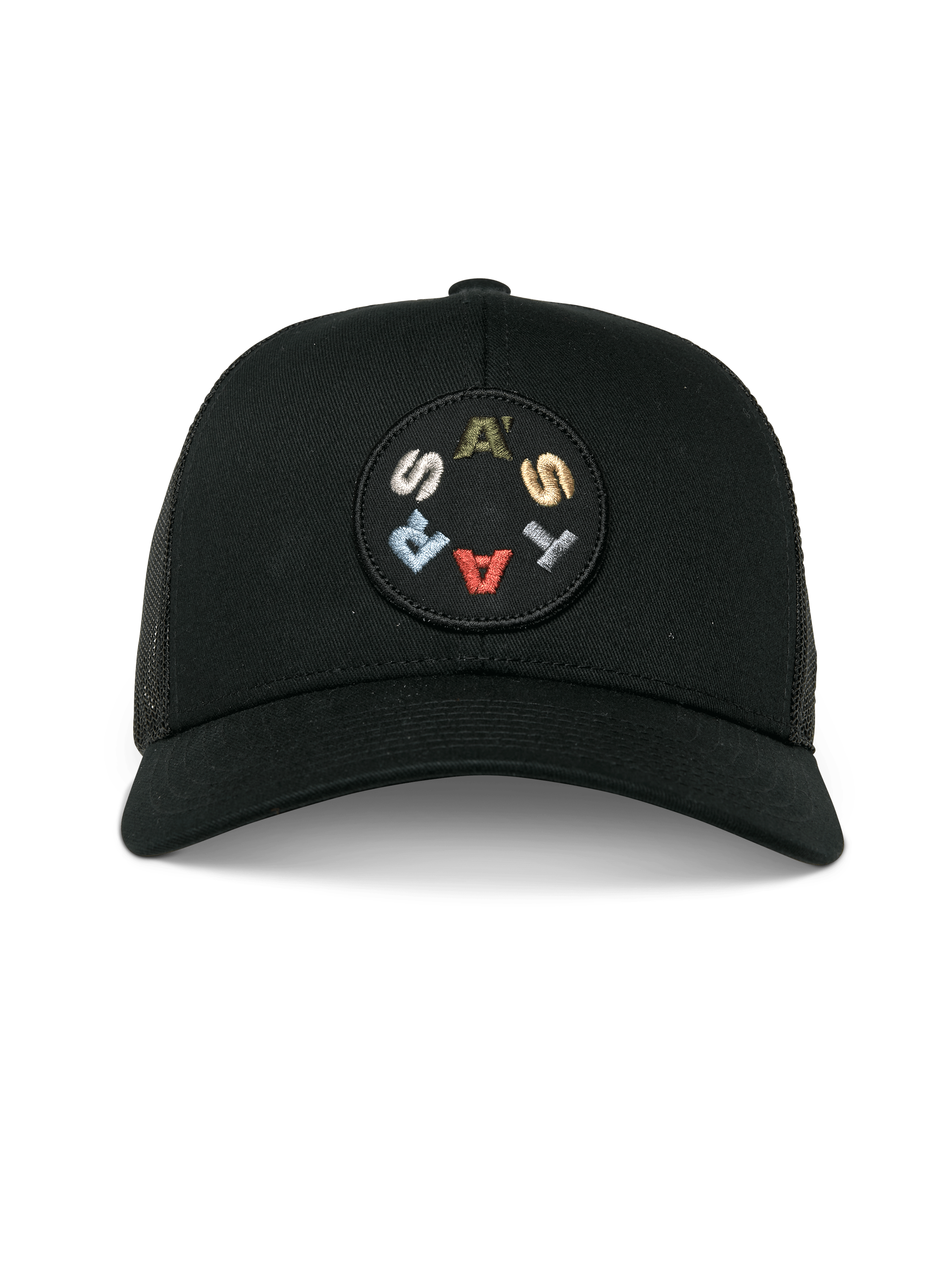 Alpinestars Gambit Trucker Hat, nero, vista frontale con patch circolare ricamata e scritta ASTARS colorata, visiera curva e retro in rete, copricapo casual ispirato al motorsport