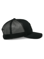 Alpinestars Gambit Trucker Hat, cappello trucker, nero/nero, con visiera curva, parte anteriore in twill strutturato e retro in rete traspirante, streetwear casual motorsport, profilo laterale