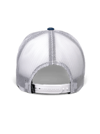 Alpinestars Gambit Trucker Hat, blu e bianco, vista posteriore con pannelli in rete bianca traspirante, chiusura a scatto bianca con una piccola etichetta nera del logo Alpinestars, copricapo casual ispirato al motorsport