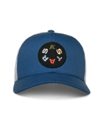 Cappello Trucker Alpinestars Gambit, blu e bianco, corona strutturata blu con visiera curva e retro in rete bianca, con patch circolare nera e scritta ASTARS multicolore, copricapo casual da motorsport