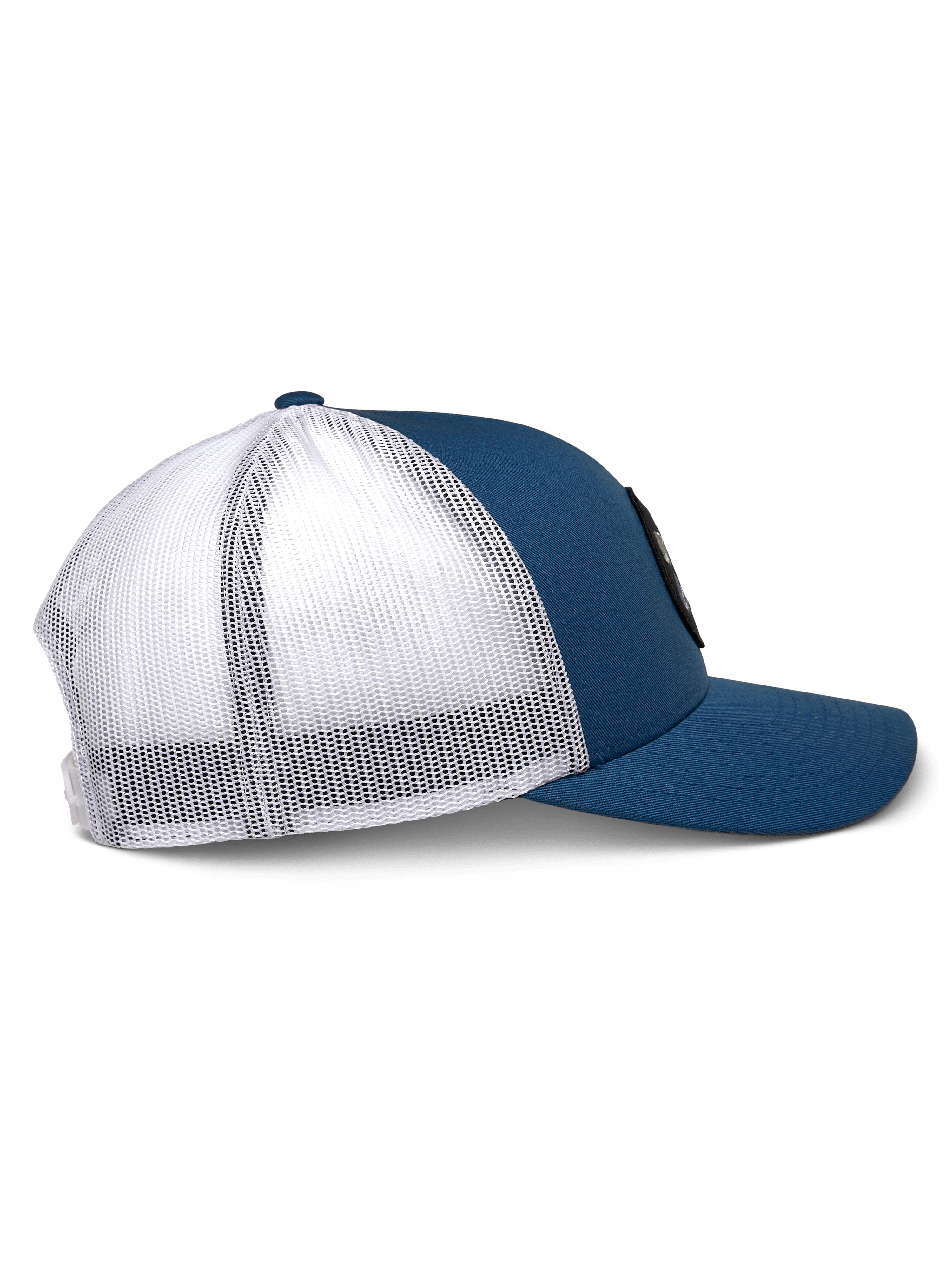 Cappello Trucker Alpinestars Gambit, blu e bianco, vista di profilo laterale, visiera curva con corona strutturata, pannelli frontali in twill blu e retro in rete di poliestere bianca, copricapo casual ispirato al motorsport