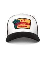 Alpinestars Hardware Trucker Hat, cappello trucker, bianco e nero, con patch gialla ricamata con testo Alpinestars Motocross rosso e grafica color petrolio, visiera curva e retro in rete traspirante, copricapo casual ispirato al motorsport