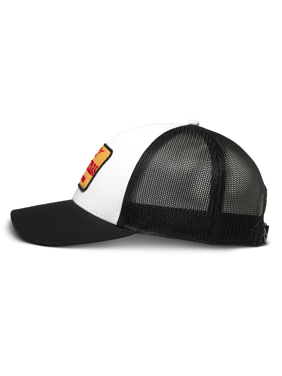 Alpinestars Hardware Trucker Hat, bianco e nero, vista laterale, frontale in twill bianco con patch ricamato giallo e rosso, retro in rete nera, visiera curva nera, copricapo casual motorsport