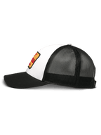 Alpinestars Hardware Trucker Hat, bianco e nero, vista laterale, frontale in twill bianco con patch ricamato giallo e rosso, retro in rete nera, visiera curva nera, copricapo casual motorsport