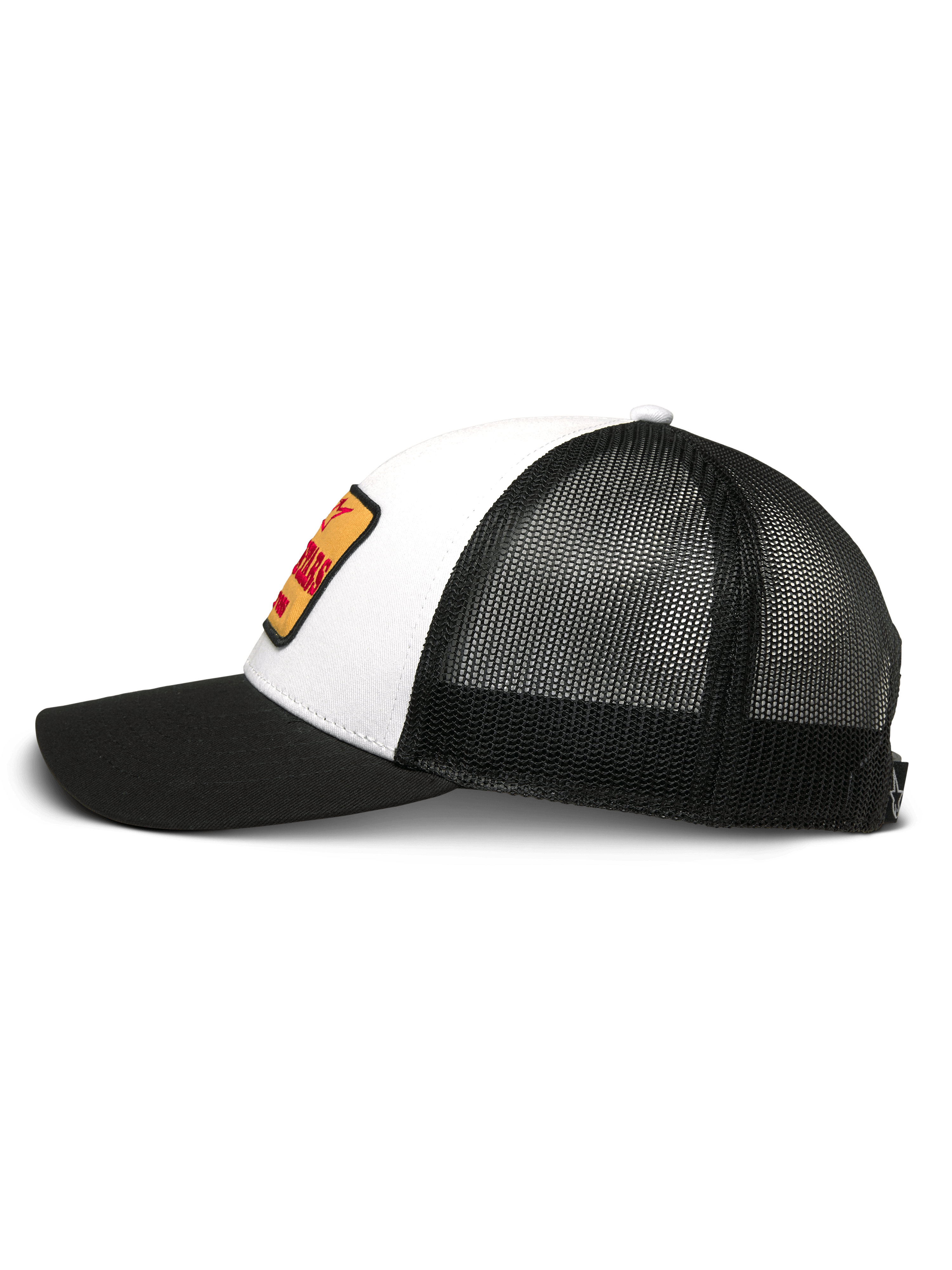 Alpinestars Hardware Trucker Hat, bianco e nero, vista laterale, frontale in twill bianco con patch ricamato giallo e rosso, retro in rete nera, visiera curva nera, copricapo casual motorsport