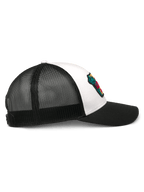 Cappello Trucker Alpinestars Hardware, bianco e nero, vista di profilo, con visiera curva nera, pannello frontale in twill bianco con patch ricamato colorato e retro in rete nera traspirante, copricapo casual da motorsport