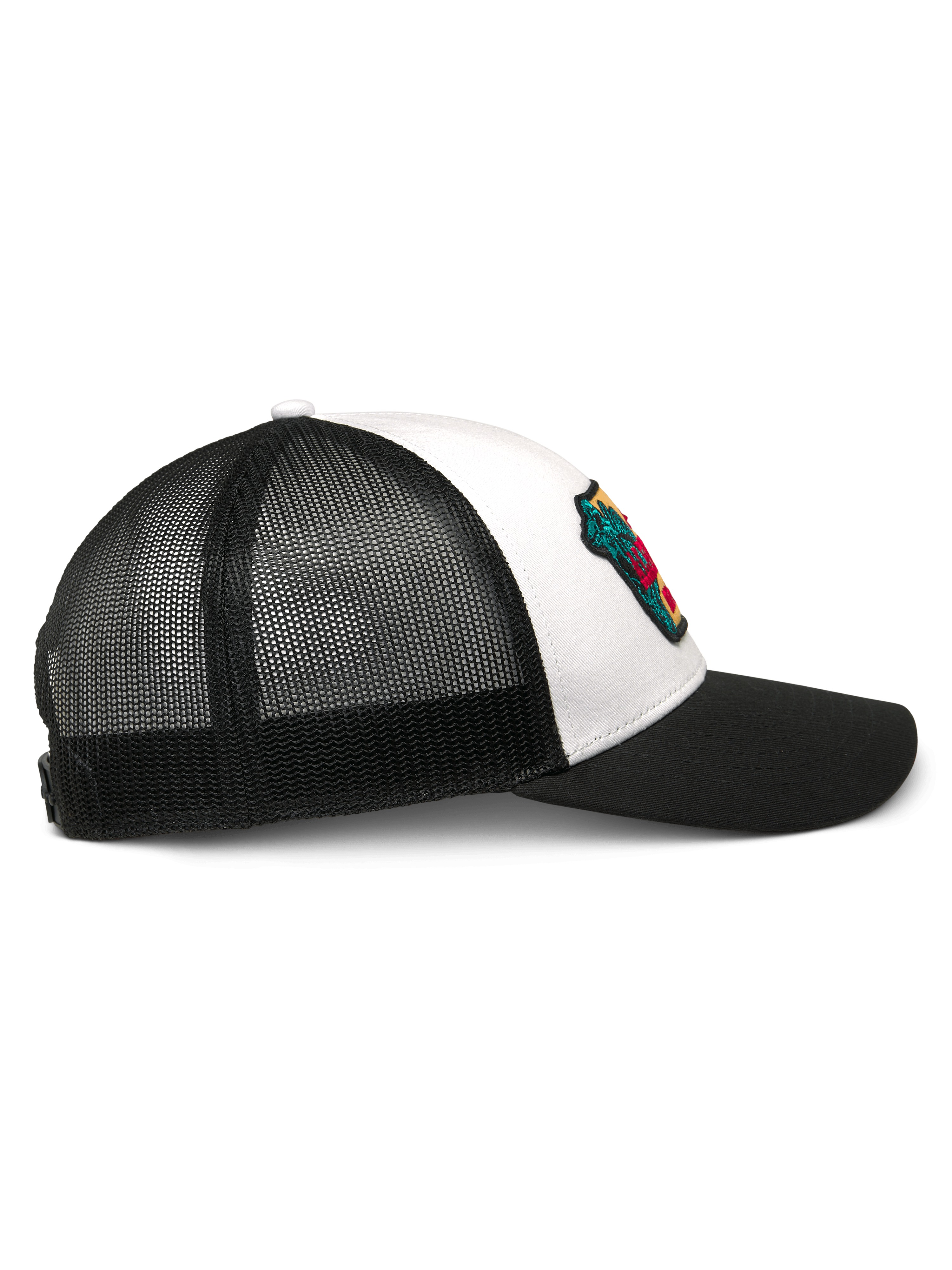 Cappello Trucker Alpinestars Hardware, bianco e nero, vista di profilo, con visiera curva nera, pannello frontale in twill bianco con patch ricamato colorato e retro in rete nera traspirante, copricapo casual da motorsport