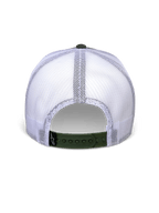 Cappello Alpinestars Hardware Trucker in Military White, vista posteriore con pannelli in rete bianca e chiusura a scatto verde oliva, piccola etichetta nera con logo A-star, copricapo casual ispirato al motorsport