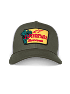 Cappello Alpinestars Hardware Trucker, cappellino trucker verde oliva e bianco, corona strutturata con visiera curva, patch frontale ricamata gialla con marchio Alpinestars Motocross rosso e grafica del pilota verde acqua, streetwear casual motorsport