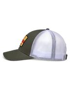 Cappello Alpinestars Hardware Trucker, vista laterale, parte anteriore in twill verde militare e retro in rete bianca, patch ricamata gialla con marchio rosso, corona strutturata con visiera curva, abbigliamento sportivo casual motorsport