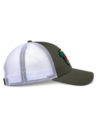 Alpinestars Hardware Trucker Hat, vista laterale, verde militare con retro in rete di poliestere bianca, visiera curva e corona strutturata, con patch ricamata, copricapo casual ispirato al motorsport